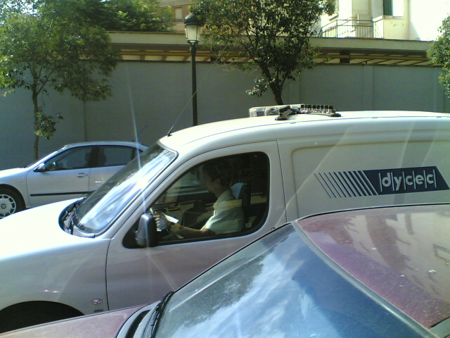antena rara en coche